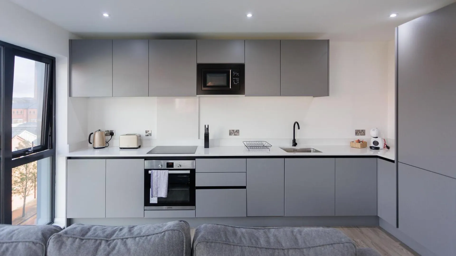 3Br - 10 Mins Walk To Central Belfast With Terrace Apartment
