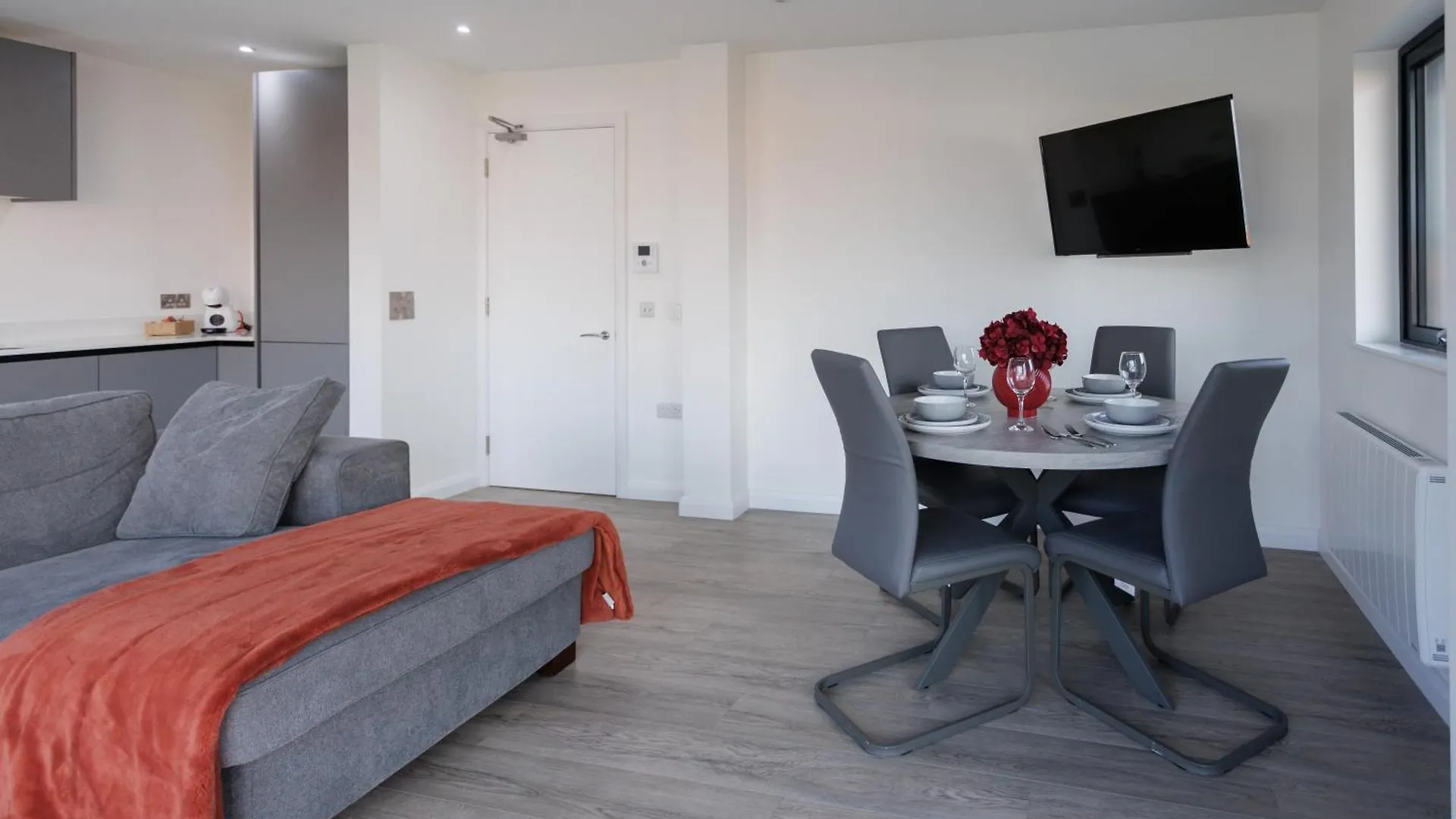 3Br - 10 Mins Walk To Central Belfast With Terrace Apartment