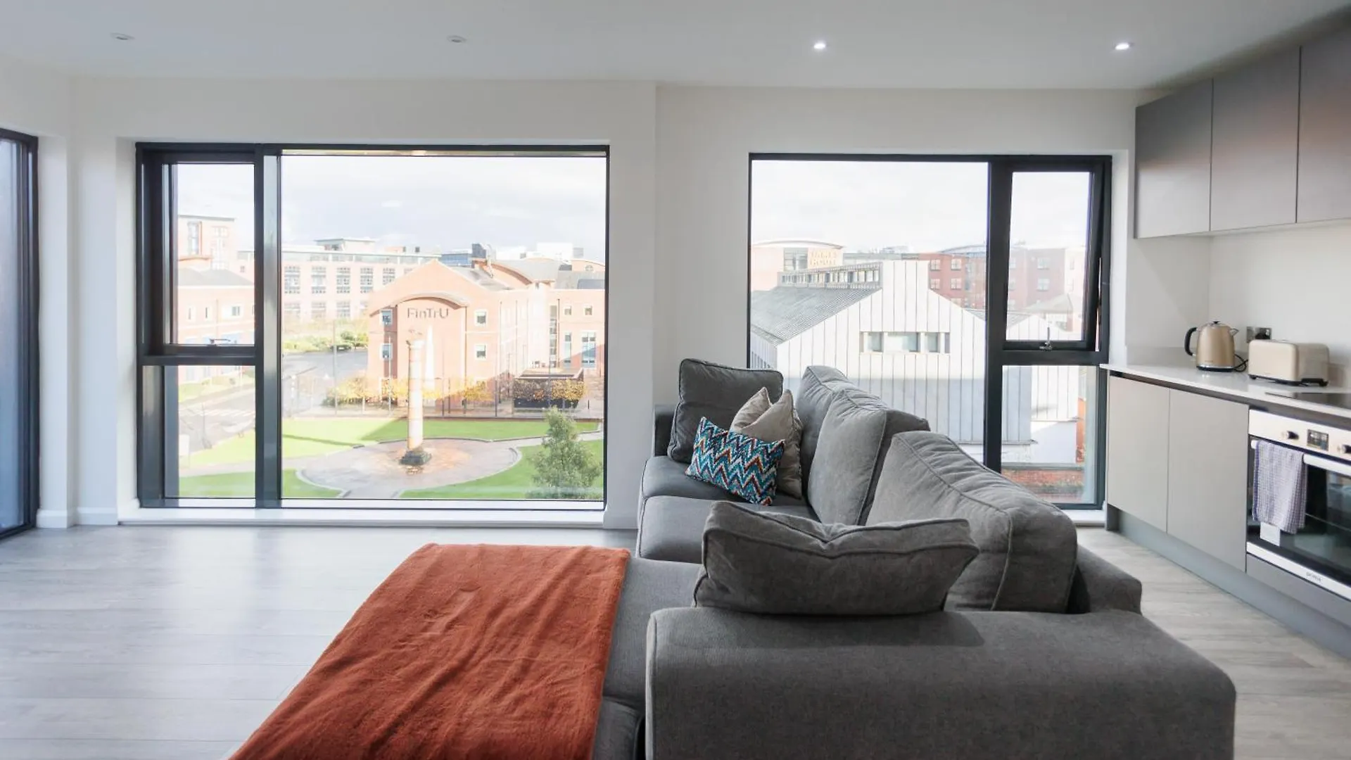 3Br - 10 Mins Walk To Central Belfast With Terrace Apartment