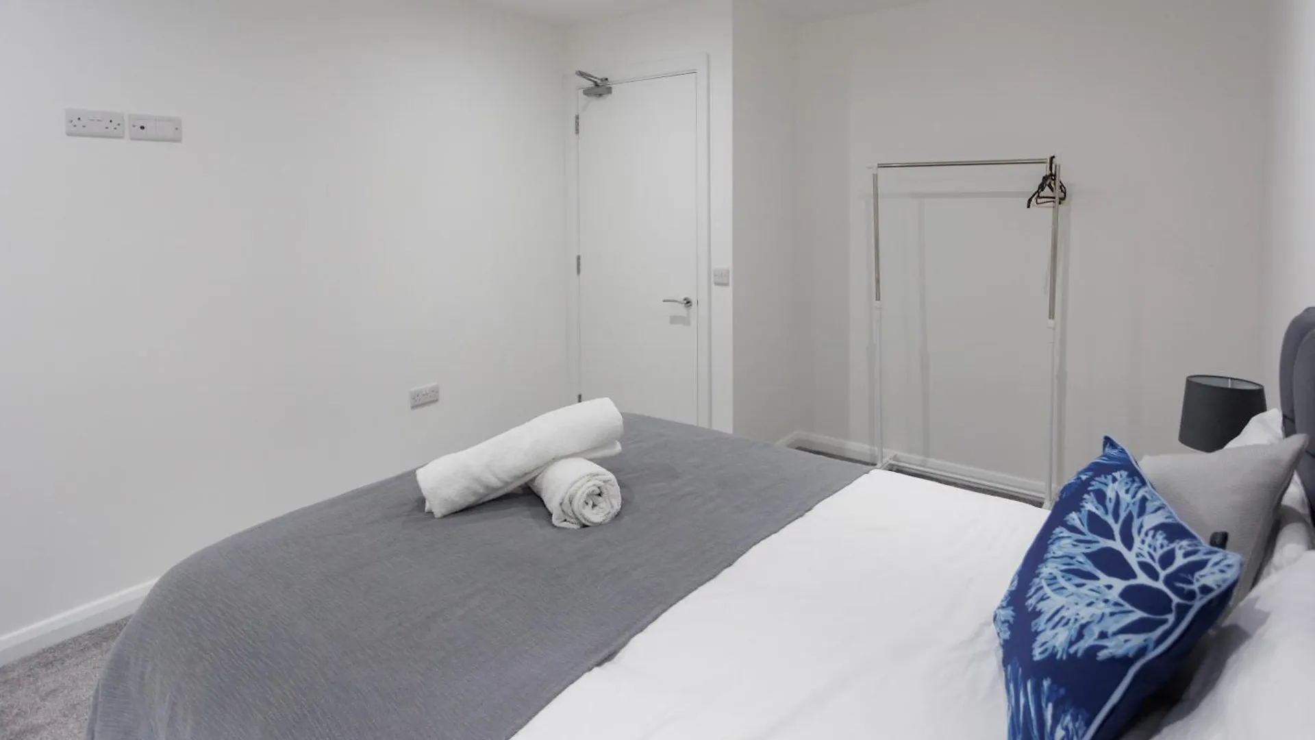 3Br - 10 Mins Walk To Central Belfast With Terrace Apartment